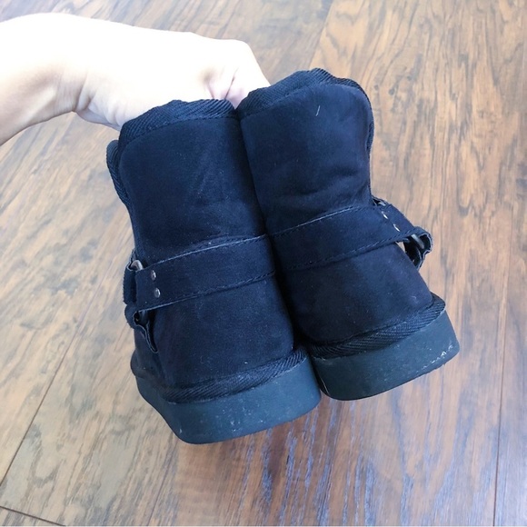Arizona • faux shearling ankle booties black suede fur harness short low Y2K - Picture 10 of 12